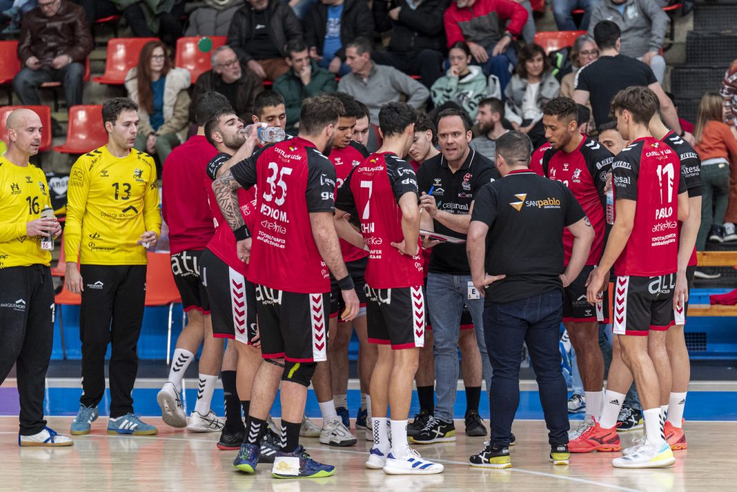 La plantilla de San Pablo Burgos durante un tiempo muerto en El Plantío