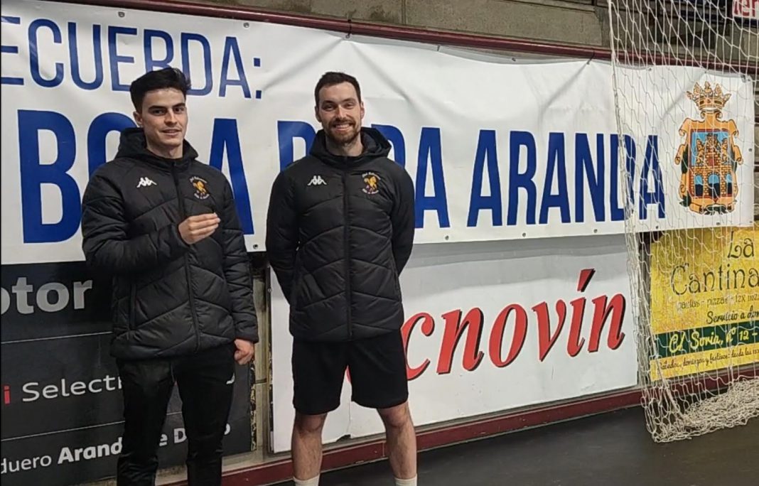 Juan Tamayo (i) y Alberto González Pinillos tras un entrenamiento en el Santiago Manguán