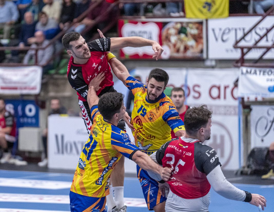 Una acción de juego del partido de la 1ª vuelta con triunfo amarillo