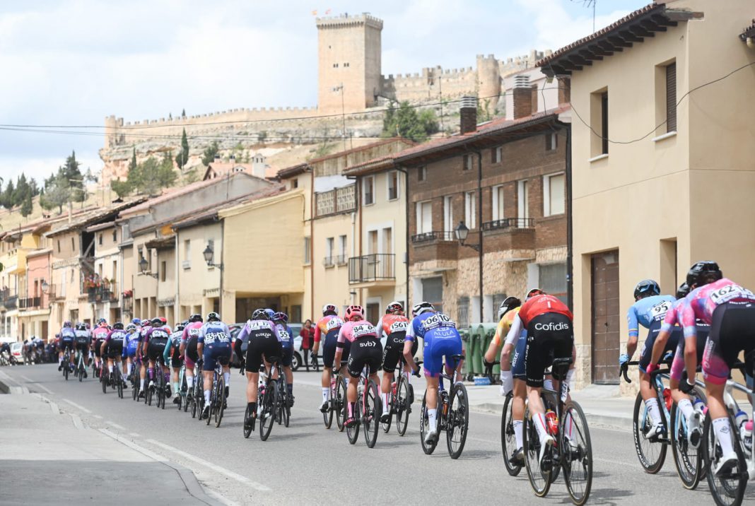 El pelotón al paso por Peñaranda de Duero en la pasada edición 2023. / Vuelta Burgos