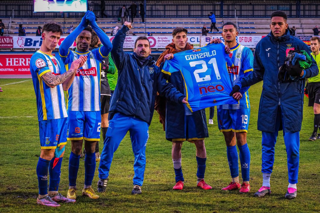 Los blanquiazules celebraron el triunfo ante el Langreo con una dedicatoria muy especial para Gonzalo. / Cristian Monzon