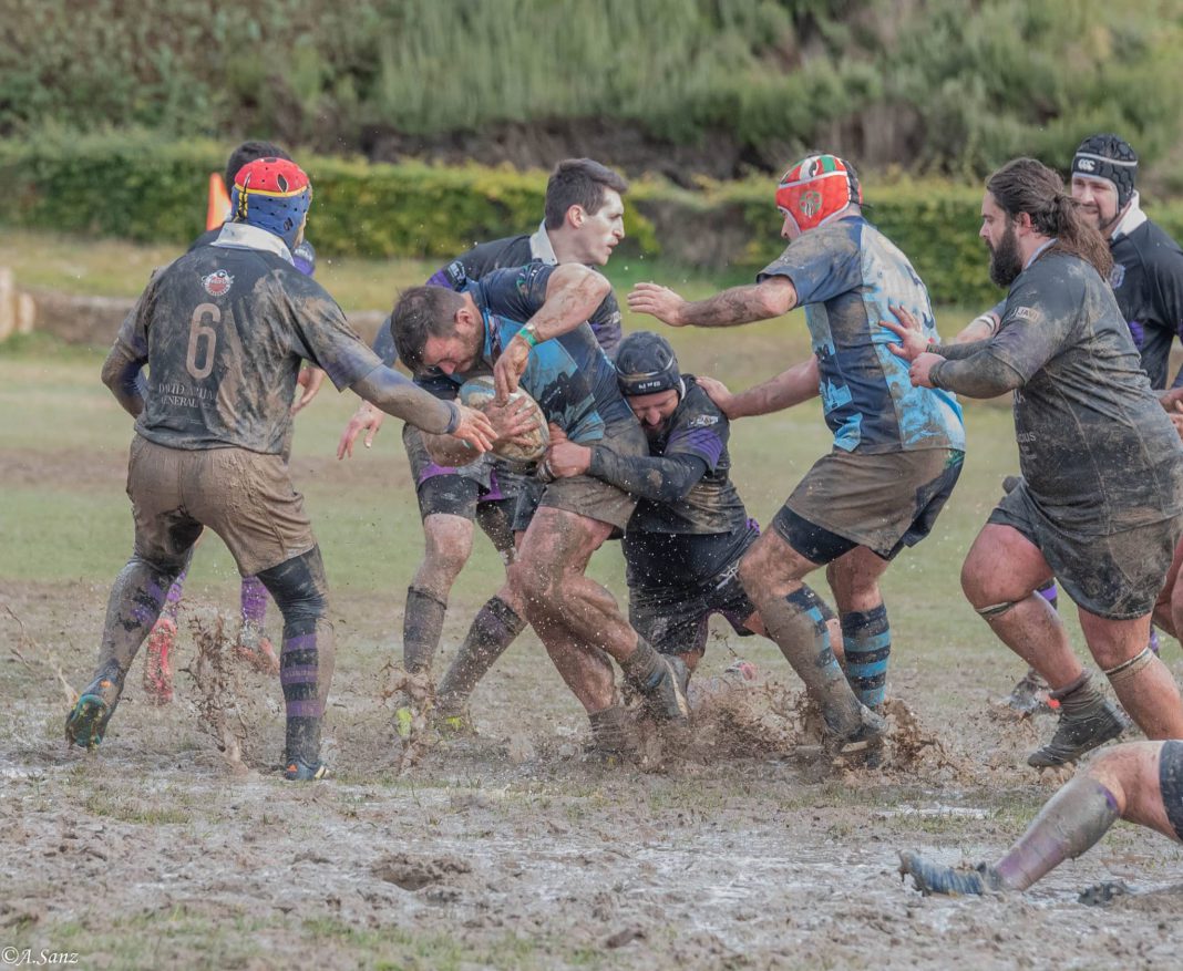 Una de las imágenes entre el barro que se repitió durante todo el encuentro entre Rugby Aranda y Palencia Rugby Club. / Arturo Sanz